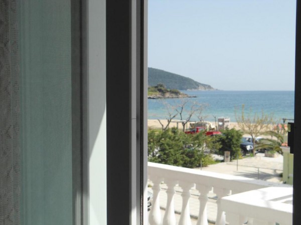 Leonidas Apartments & Studio